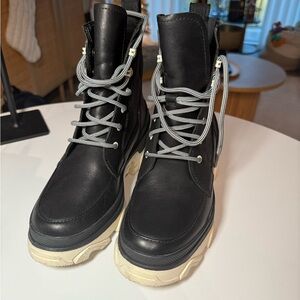 Like NEW! Sorel Black and Cream Combat Boots